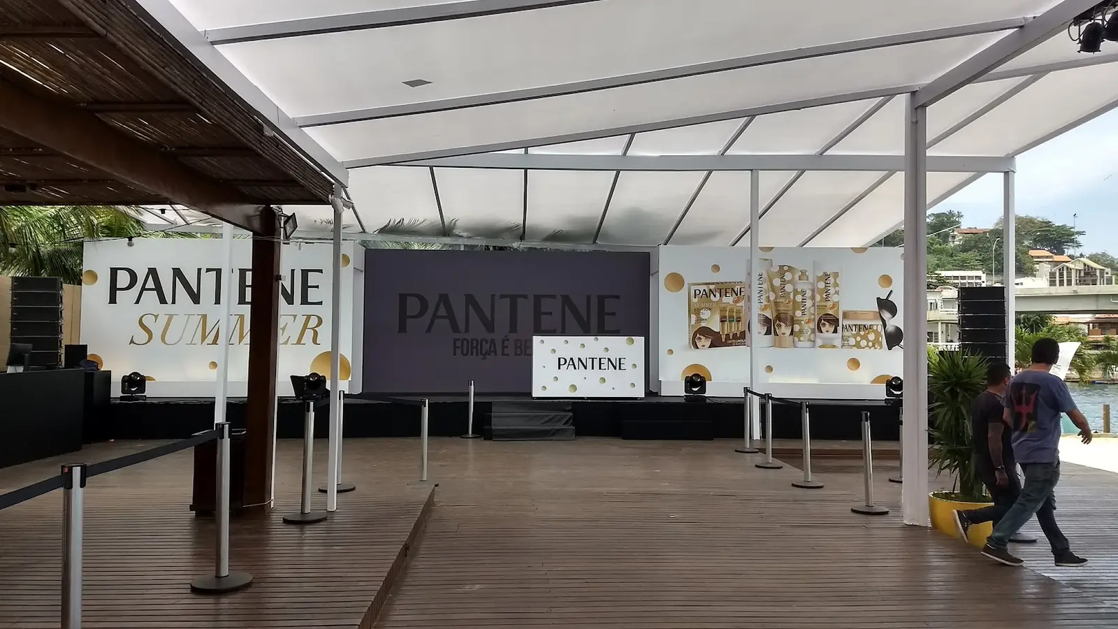 Balcões Pantene em estrutura externa de evento