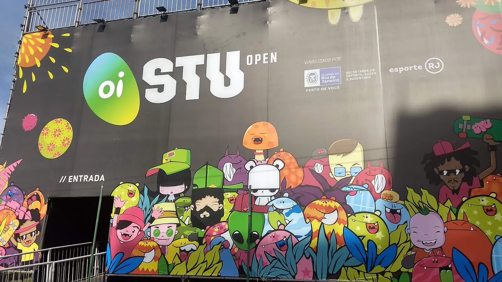 Área externa do evento STU com pista e estruturas temporárias