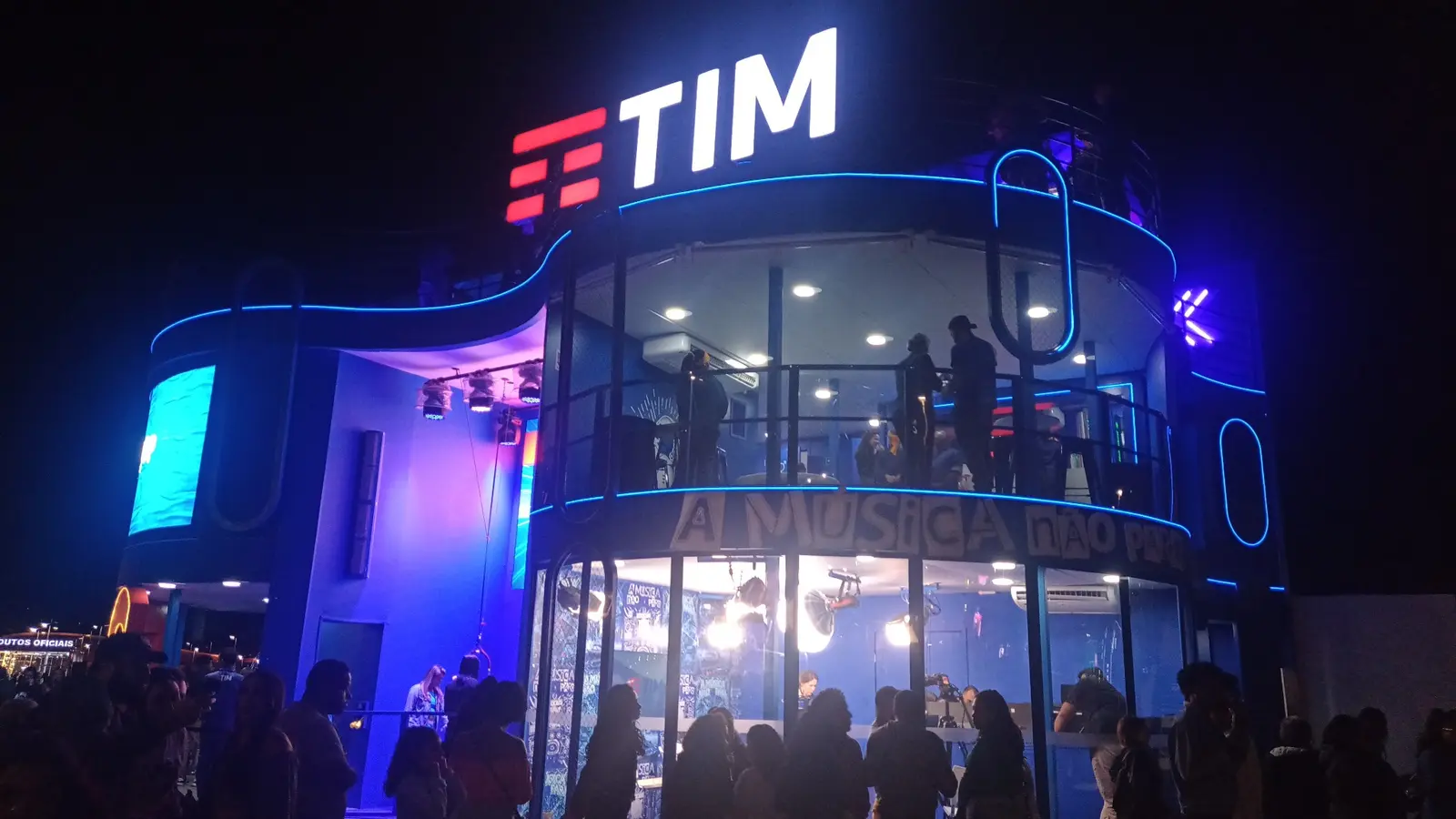 Estrutura cenográfica iluminada da TIM em evento noturno